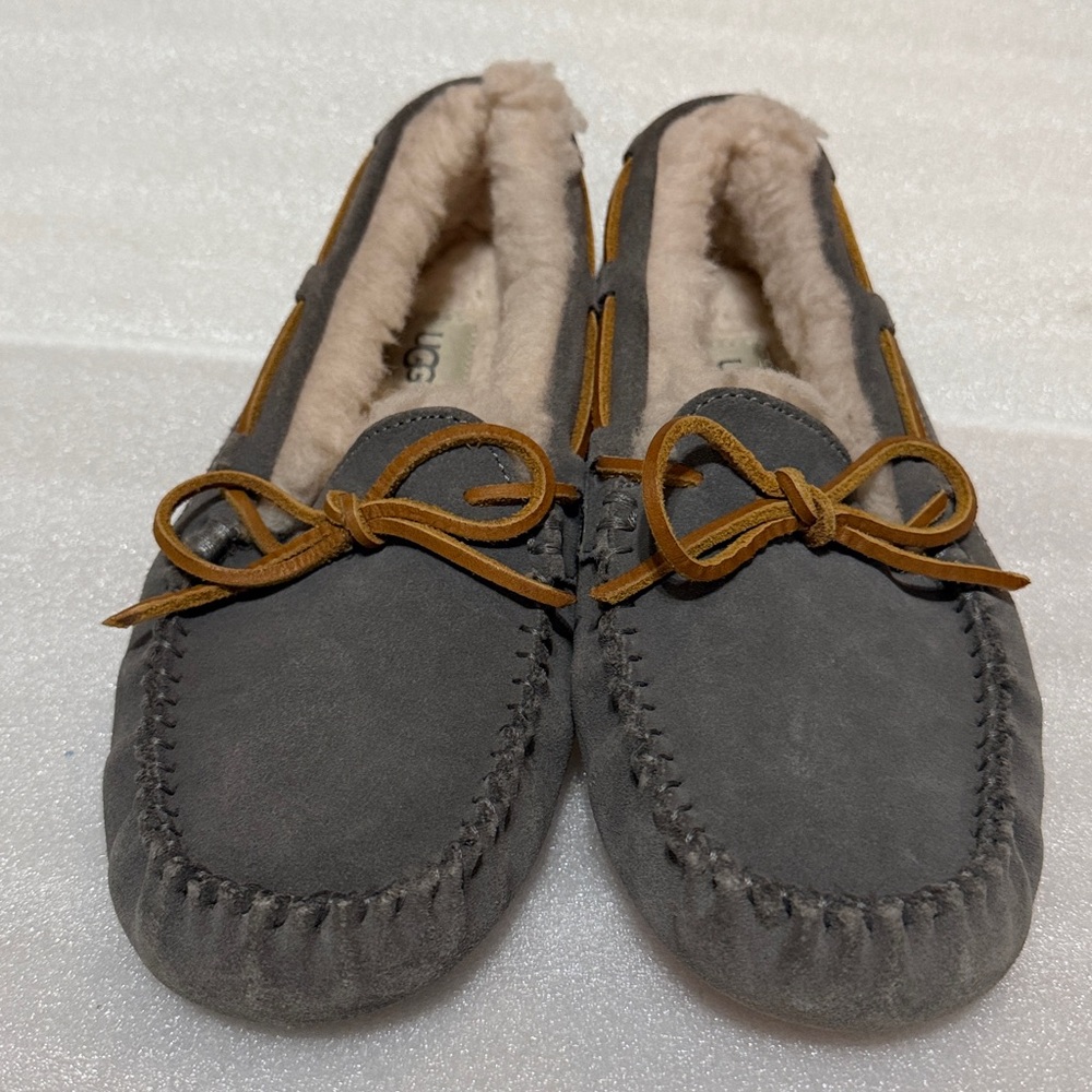 UGG Dakota Grey Genuine Suede & Shearling Moccassin like size 8